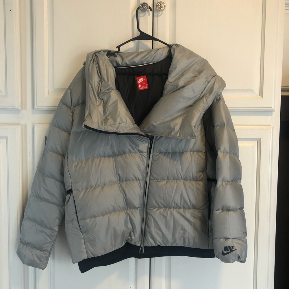 ❄️Nike silver puffer jacket❄️